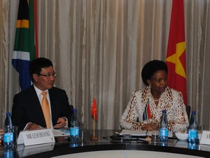 Bộ trưởng Phạm Bình Minh hội đàm với Bộ trưởng Hợp tác và Quan hệ Quốc tế Nam Phi. (Ảnh: Minh Đức/Vietnam+)