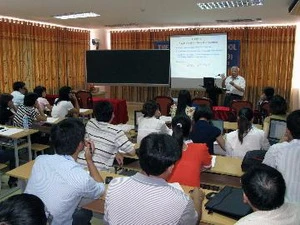 Lớp Vật lý Việt Nam lần thứ 19 trong khuôn khổ chương trình "Gặp gỡ Việt Nam". (Ảnh: Ly Kha/TTXVN)