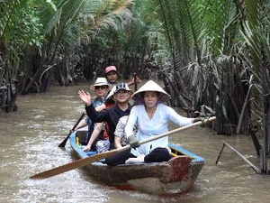 Khách du lịch thưởng thức văn nghệ đờn ca tài tử tại khu du lịch Chương Dương, cồn Thới Sơn, Tiền Giang. (Ảnh: Thanh Vũ/TTXVN)