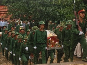 Lễ truy điệu an táng hài cốt liệt sỹ quân tình nguyện Việt Nam hy sinh tại Campuchia. (Nguồn: Vietnam+)