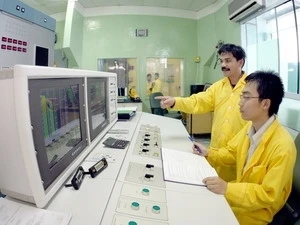 Theo dõi lò với hệ điều khiển mới tại Viện Nghiên cứu hạt nhân Đà Lạt. (Ảnh minh họa: Quang Nhựt/TTXVN)