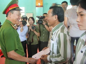Thượng tướng Lê Quý Vương Thứ trưởng Bộ Công an trao quyết định đặc xá của Chủ tịch nước cho các phạm nhân. (Ảnh: Mạnh Tú/TTXVN)