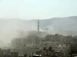 Hình ảnh do phe đối lập Syria công bố, với làn khói trắng được cho là khí gas độc mà quân đội Syria sử dụng ở Damascus (Nguồn: AFP)