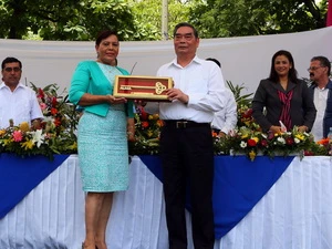 Thị trưởng Managua trao tặng ông Lê Hồng Anh chìa khóa biểu trưng của thành phố. (Ảnh: Hoài Nam/TTXVN)