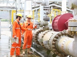 Công nhân kiểm tra hệ thống đường ống dẫn khí ở hệ thống khí Nam Côn Sơn. (Ảnh: Hà Thái/TTXVN)