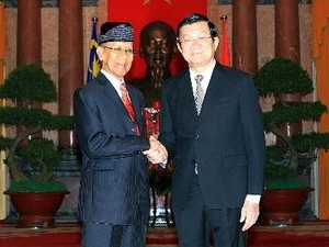 Chủ tịch nước Trương Tấn Sang đón Quốc vương Malaysia Abdul Halim Mu’adzam Shah. (Ảnh: Nguyễn Khang/TTXVN)