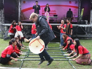 Khám phá múa sạp với các du học sinh Việt Nam tại Scotland. (Ảnh: Lê Phương/Vietnam+)