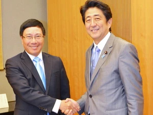 Bộ trưởng Ngoại giao Phạm Bình Minh chào xã giao Thủ tướng Nhật Bản Shinzo Abe. (Nguồn: TTXVN)