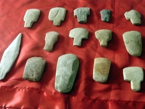 Một bộ di vật được phát hiện tại một di tích khảo cổ. (Ảnh minh họa: Nguyễn Công Hải/TTXVN) 