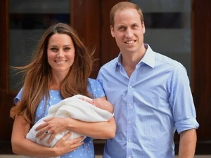 Vợ chồng Kate, William và con trai đầu lòng. (Nguồn: AFP)