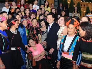 Chủ tịch nước Trương Tấn Sang với các đại biểu phụ nữ làm kinh tế giỏi. (Ảnh: Nguyễn Khang/TTXVN)