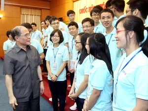 Chủ tịch Quốc hội Nguyễn Sinh Hùng tiếp Đoàn học sinh đạt thành tích cao trong các kỳ thi toàn quốc và Olympic quốc tế. (Ảnh: Nhan Sáng/TTXVN)