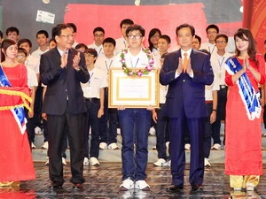 Thủ tướng trao tặng Huân chương Lao động hạng Ba cho học sinh Ngô Phi Long. (Ảnh: Đức Tám/TTXVN)