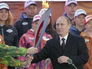 Tổng thống Nga Vladimir Putin cầm ngọn đuốc Olympic Sochi 2014. (Nguồn: Getty Images)