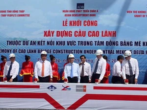 Phó Thủ tướng Vũ Văn Ninh và các đại biểu phát lệnh khởi công. (Ảnh: Văn Trí/TTXVN)
