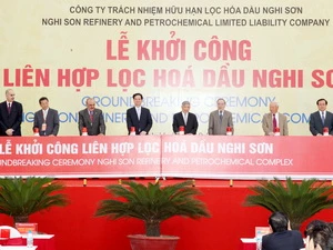 Thủ tướng Nguyễn Tấn Dũng và các đại biểu phát lệnh khởi công. (Ảnh: Đức Tám/TTXVN)