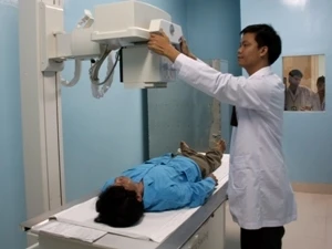 Bác sỹ sử dụng máy chụp X-quang hiện đại chẩn đoán bệnh ung thư cho người dân. (Nguồn: TTXVN)