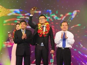 Thí sinh Bùi Đức Bảo đoạt danh hiệu Én Vàng 2013. (Ảnh: Lý Võ Phú Hưng)