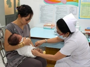 Trẻ tiêm ngừa vắcxin. (Ảnh: Phương Vy/TTXVN)