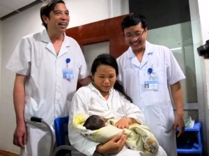 Kết quả ADN khẳng định, cháu bé được trao trả ngày 8/11 là con chị Thơm (Ảnh: Sơn Bách/Vietnam+)