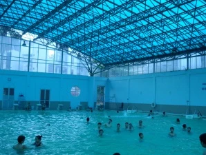 Phụ huynh thường chọn những bể bơi có mái che cho con em học bơi (Ảnh: Phương Mai/ Vietnam+)