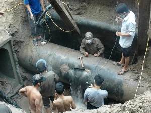 Đường ống đang được khẩn trương sửa chữa (Ảnh: Sơn Bách/Vietnam+)