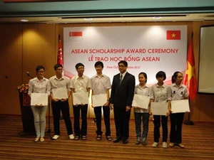 Chiều ngày 22/10, Đại sứ quán Singapore tại Hà Nội đã tổ chức lễ trao học bổng ASEAN cho bảy học sinh ở Hà Nội (Ảnh: PV/Vietnam+)