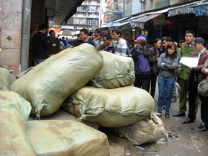 Số hàng lậu được phát hiện tại chợ Đồng Xuân (Ảnh: Sơn Bách/Vietnam+)