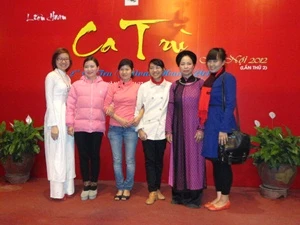 Nghệ sỹ Bạch Vân cùng các bạn tình nguyện tại Liên hoan Ca trù Hà Nội lần thứ hai (Ảnh: P.Mai/Vietnam+)