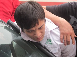 Lái xe Phạm Văn Toàn bị khống chế (Ảnh: CQCN)