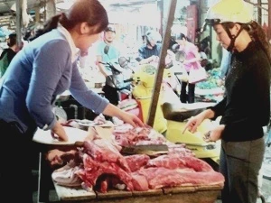 Giá thịt lợn giảm mạnh (Ảnh: Tâm Tâm/Vietnam+)