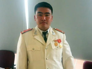 Trung úy Thào A Minh trong dịp được Bộ Công an khen thưởng (Ảnh: Sơn Bách/Vietnam+)