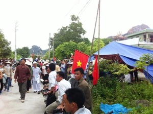 Người dân tập trung trước cổng nhà máy để phản đối (Ảnh: Sơn Bách/Vietnam+)