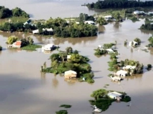 Lũ lụt nhấn chìm hàng ngàn ngôi nhà dưới biển nước. (Ảnh: TTXVN)
