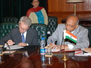 Ông Richard Stagg và Srikumar Banerjee ký hiệp định tại New Delhi. (Nguồn: thehindu.com)