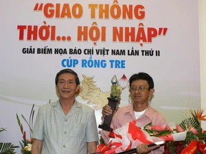 Ông Đinh Thế Huynh, Chủ tịch Hội nhà báo Việt Nam trao giải nhất cho tác giả Hà Xuân Nồng, bút danh NOP. (Ảnh: Nhật Anh/TTXVN)