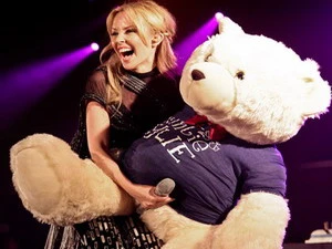 Bức ảnh Kylie Minogue ôm một chú gấu bông “bự” đã bị cấm đăng tải. (Nguồn: Internet) 