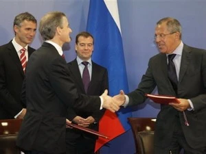 Tổng thống Nga Dmitry Medvedev và Thu tướng Na Uy Jens Stoltenberg đã chứng kiến lễ ký hiệp định tại Murmansk. (Nguồn: AP)