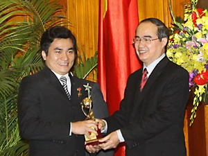 Phó Thủ tướng Nguyễn Thiện Nhân trao giải Quả cầu vàng cho kỹ sư Nguyễn Đồng Long, Phó Giám đốc VNPT Hưng Yên. (Ảnh: Thái Bình/TTXVN)
