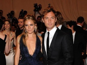 Jude Law và Sienna Miller. (Nguồn: Getty images)