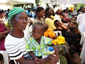 Các bà mẹ và trẻ em dự lễ phát động chiến dịch khu vực không có truyền nhiễm HIV từ mẹ sang con tại Kenya. (Ảnh minh họa. THX/TTXVN)