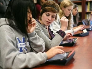 Các nữ sinh sử dụng iPad trong lớp học. (Ảnh minh họa. Nguồn: Internet)