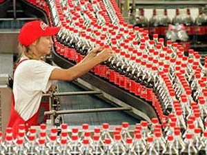 Một dây chuyền sản xuất của Coca-Cola. Ảnh minh họa. (Nguồn: AP)