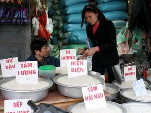 Mua bán lương thực, thực phẩm tại Hà Nội. (Ảnh: Trần Việt/TTXVN)