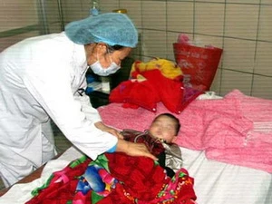 Trẻ bị ngộ độc chì do thuốc cam được điều trị tại Trung tâm Chống độc, Bệnh viện Bạch Mai. (Nguồn: baomoi.com)