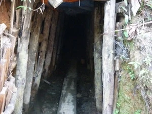 Hầm hố được đào dưới lòng đất để khai thác thiếc trái phép. (Nguồn: Internet)