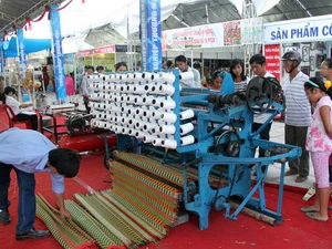Giới thiệu thiết bị sản xuất chiếu bán tự động của tỉnh Bình Định. (Ảnh: Thế Lập/Vietnam+)