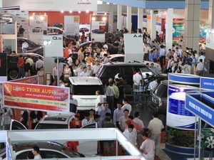 Khách tham quan các gian hàng tại Vietnam AutoExpo lần thứ 8. (Nguồn: CTV)