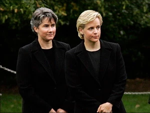 Mary Cheney (phải) và Heather Poe. (Nguồn: katu.com)