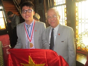 Phạm Đăng Huy với tấm huy chương vàng Olympic hóa quốc tế.